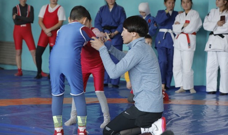 Айсулуу Тыныбекова провела мастер-класс для юных спортсменов Баткенской области
