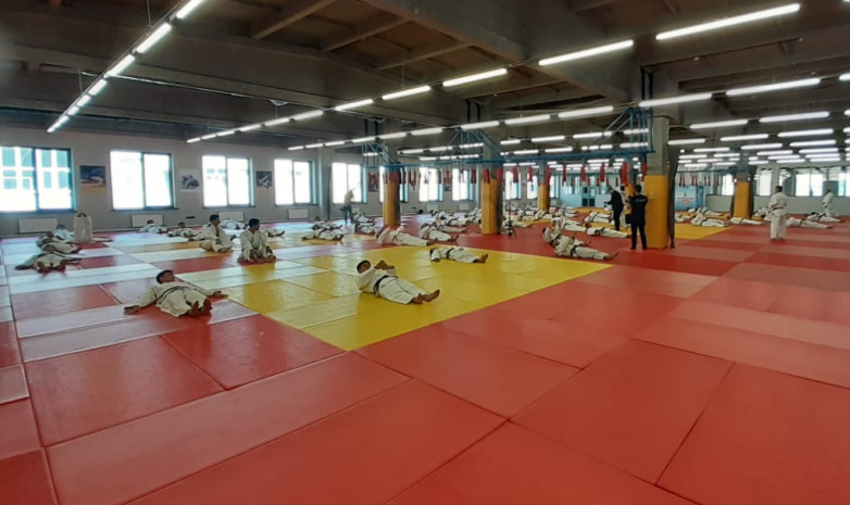 В Академии дзюдо в Бишкеке стартовал международный семинар для тренеров и судей