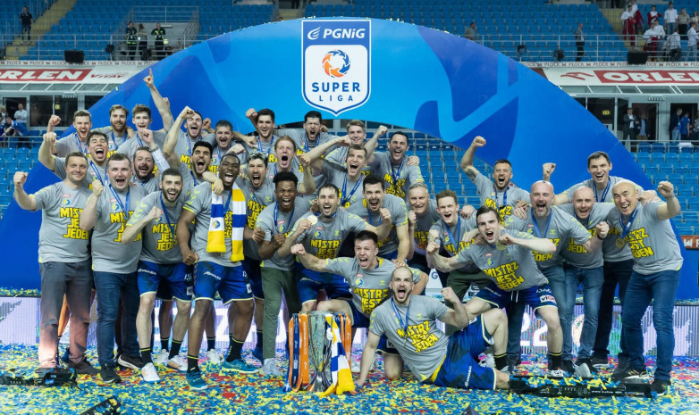 Команда Таланта Дуйшебаева выиграла чемпионат Польши по гандболу