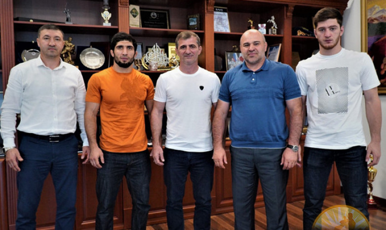 Министр спорта Дагестана Сажид Сажидов встретился с борцами Куруглиевыми