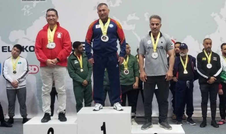 56-летний Алымбек Рахимов стал чемпионом Азии по пауэрлифтингу