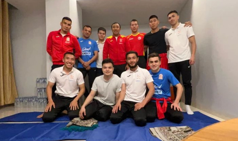 ФОТО. Игроки сборной Кыргызстана читают таравих намаз на сборах в Индии