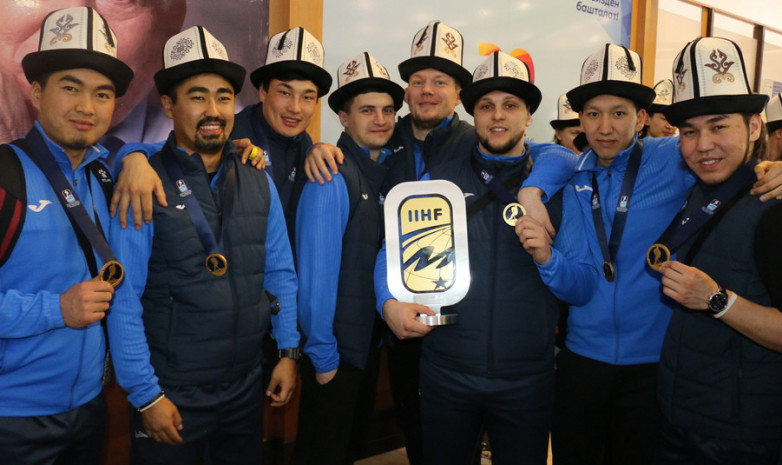 Сборная Кыргызстана, выигравшая чемпионат мира, вернулась в Бишкек. Фото