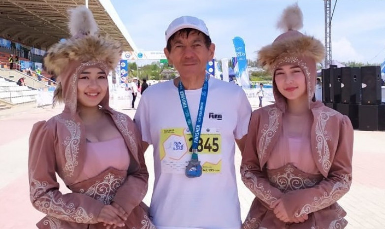 67-летний генерал в отставке выиграл марафон на Иссык-Куле, пробежав 42 км за 4 часа 15 минут