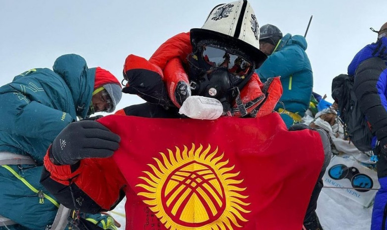 Третий кыргызстанец взошел на Эверест