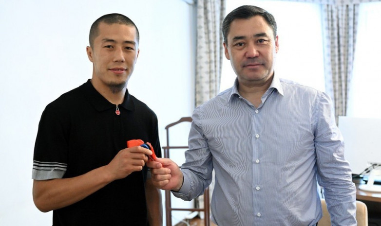 Президент страны подарил двухкомнатную квартиру бронзовому призеру чемпионата мира по боксу Мунарбеку Сейитбек уулу