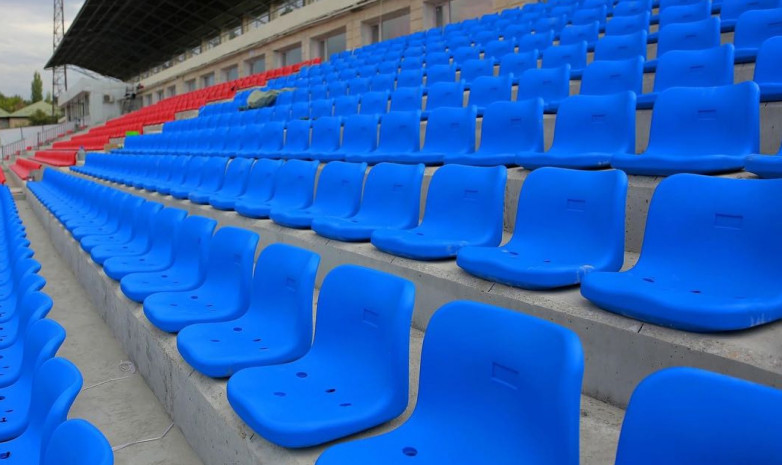 На стадионе имени Суюмбаева в Оше установили сиденья. Фото