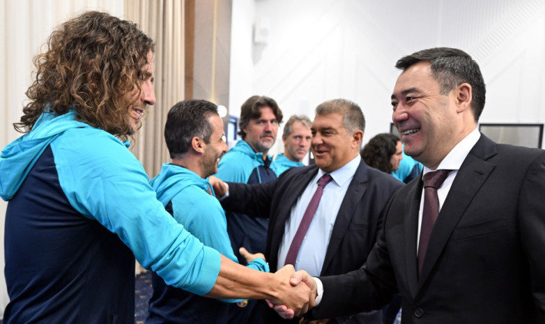 Президент Садыр Жапаров встретился с легендами «Барселоны»