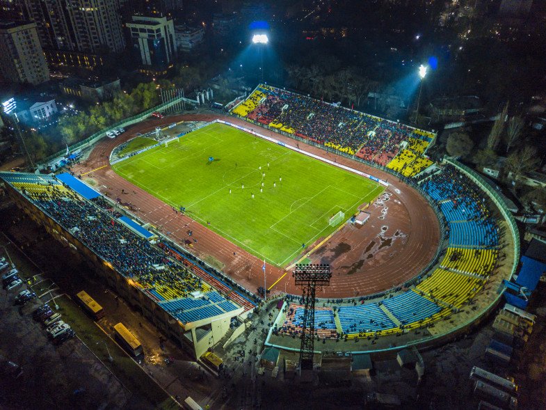 Футбольный матч между Кыргызстаном и Индией с высоты птичьего полета. Фото: Сэм Бараталиев